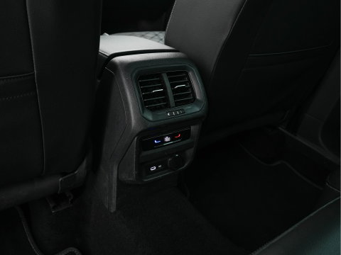 Volkswagen Tiguan 1.4 TSI eHybrid R-Line Business+ (Plug-in) (INCL-BTW) Aut. *LEATHER-FABRIC | FULL-LED | ADAPTIVE-CRUISE | CAMERA | DIGI-COCKPIT | KEYLESS | PRIVACY-GLASS | SPORTSEATS | SHIFTPADDLES | NAVI-FULLMAP | ECC | PDC | 19''ALU*