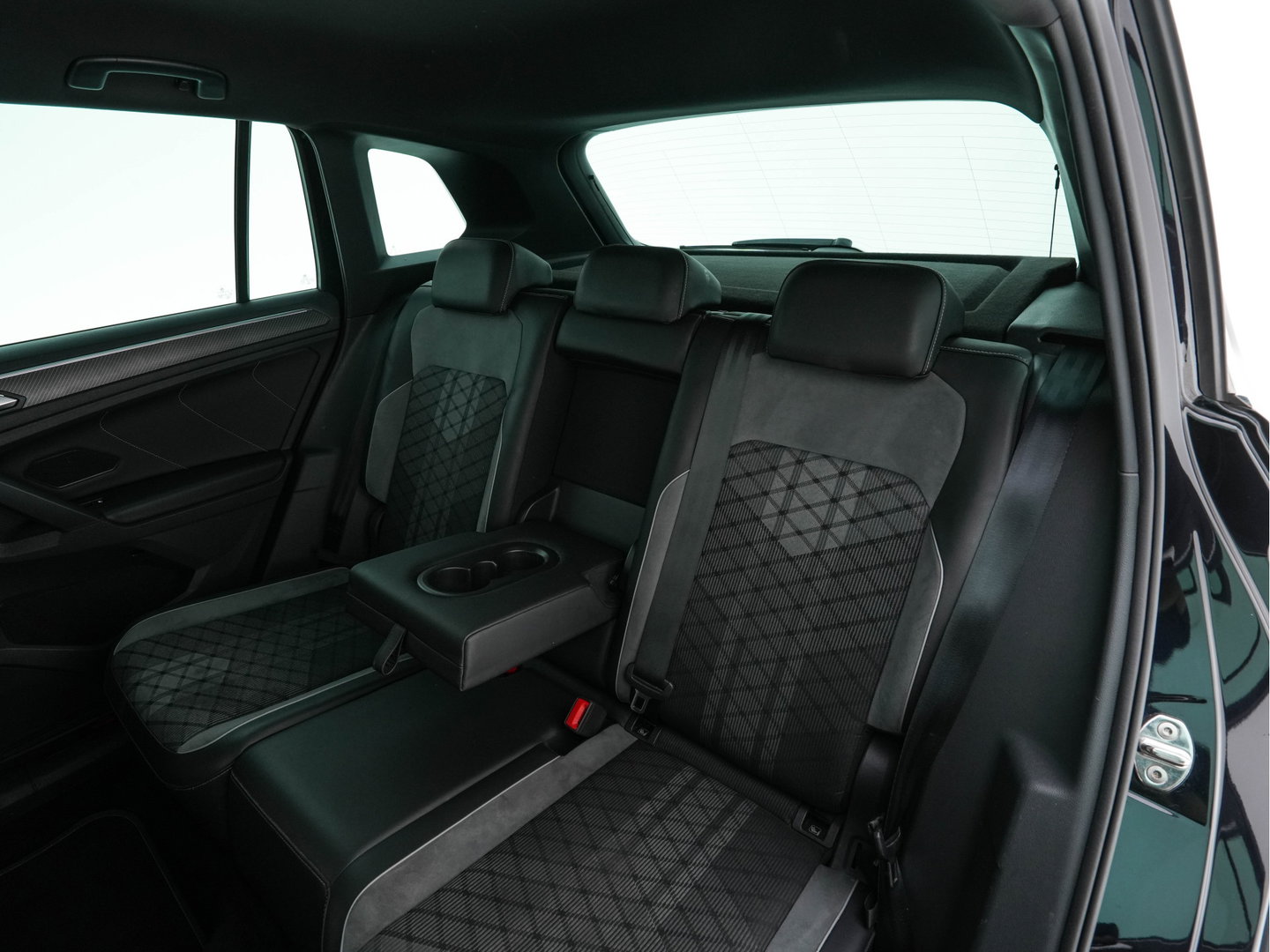Volkswagen Tiguan 1.4 TSI eHybrid R-Line Business+ (Plug-in) (INCL-BTW) Aut. *LEATHER-FABRIC | FULL-LED | ADAPTIVE-CRUISE | CAMERA | DIGI-COCKPIT | KEYLESS | PRIVACY-GLASS | SPORTSEATS | SHIFTPADDLES | NAVI-FULLMAP | ECC | PDC | 19''ALU*