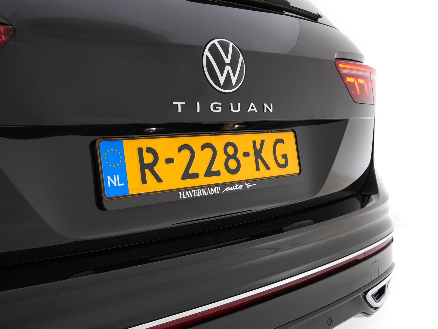 Volkswagen Tiguan 1.4 TSI eHybrid R-Line Business+ (Plug-in) (INCL-BTW) Aut. *LEATHER-FABRIC | FULL-LED | ADAPTIVE-CRUISE | CAMERA | DIGI-COCKPIT | KEYLESS | PRIVACY-GLASS | SPORTSEATS | SHIFTPADDLES | NAVI-FULLMAP | ECC | PDC | 19''ALU*
