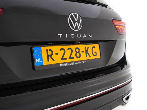 Volkswagen Tiguan 1.4 TSI eHybrid R-Line Business+ (Plug-in) (INCL-BTW) Aut. *LEATHER-FABRIC | FULL-LED | ADAPTIVE-CRUISE | CAMERA | DIGI-COCKPIT | KEYLESS | PRIVACY-GLASS | SPORTSEATS | SHIFTPADDLES | NAVI-FULLMAP | ECC | PDC | 19''ALU*