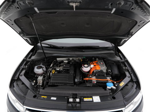 Volkswagen Tiguan 1.4 TSI eHybrid R-Line Business+ (Plug-in) (INCL-BTW) Aut. *LEATHER-FABRIC | FULL-LED | ADAPTIVE-CRUISE | CAMERA | DIGI-COCKPIT | KEYLESS | PRIVACY-GLASS | SPORTSEATS | SHIFTPADDLES | NAVI-FULLMAP | ECC | PDC | 19''ALU*