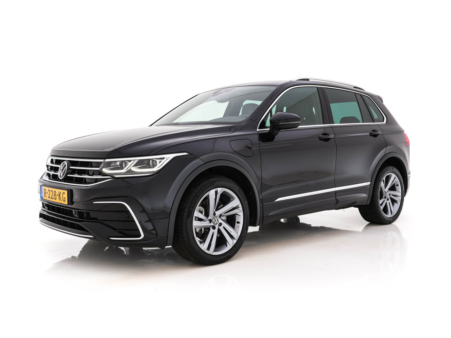 Volkswagen Tiguan 1.4 TSI eHybrid R-Line Business+ (Plug-in) (INCL-BTW) Aut. *LEATHER-FABRIC | FULL-LED | ADAPTIVE-CRUISE | CAMERA | DIGI-COCKPIT | KEYLESS | PRIVACY-GLASS | SPORTSEATS | SHIFTPADDLES | NAVI-FULLMAP | ECC | PDC | 19''ALU*