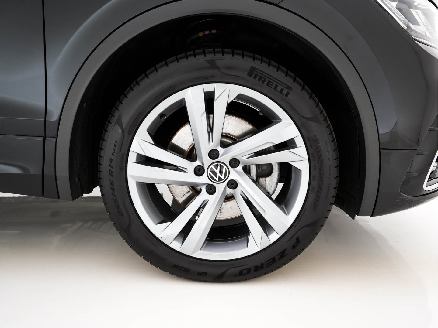 Volkswagen Tiguan 1.4 TSI eHybrid R-Line Business+ (Plug-in) (INCL-BTW) Aut. *LEATHER-FABRIC | FULL-LED | ADAPTIVE-CRUISE | CAMERA | DIGI-COCKPIT | KEYLESS | PRIVACY-GLASS | SPORTSEATS | SHIFTPADDLES | NAVI-FULLMAP | ECC | PDC | 19''ALU*
