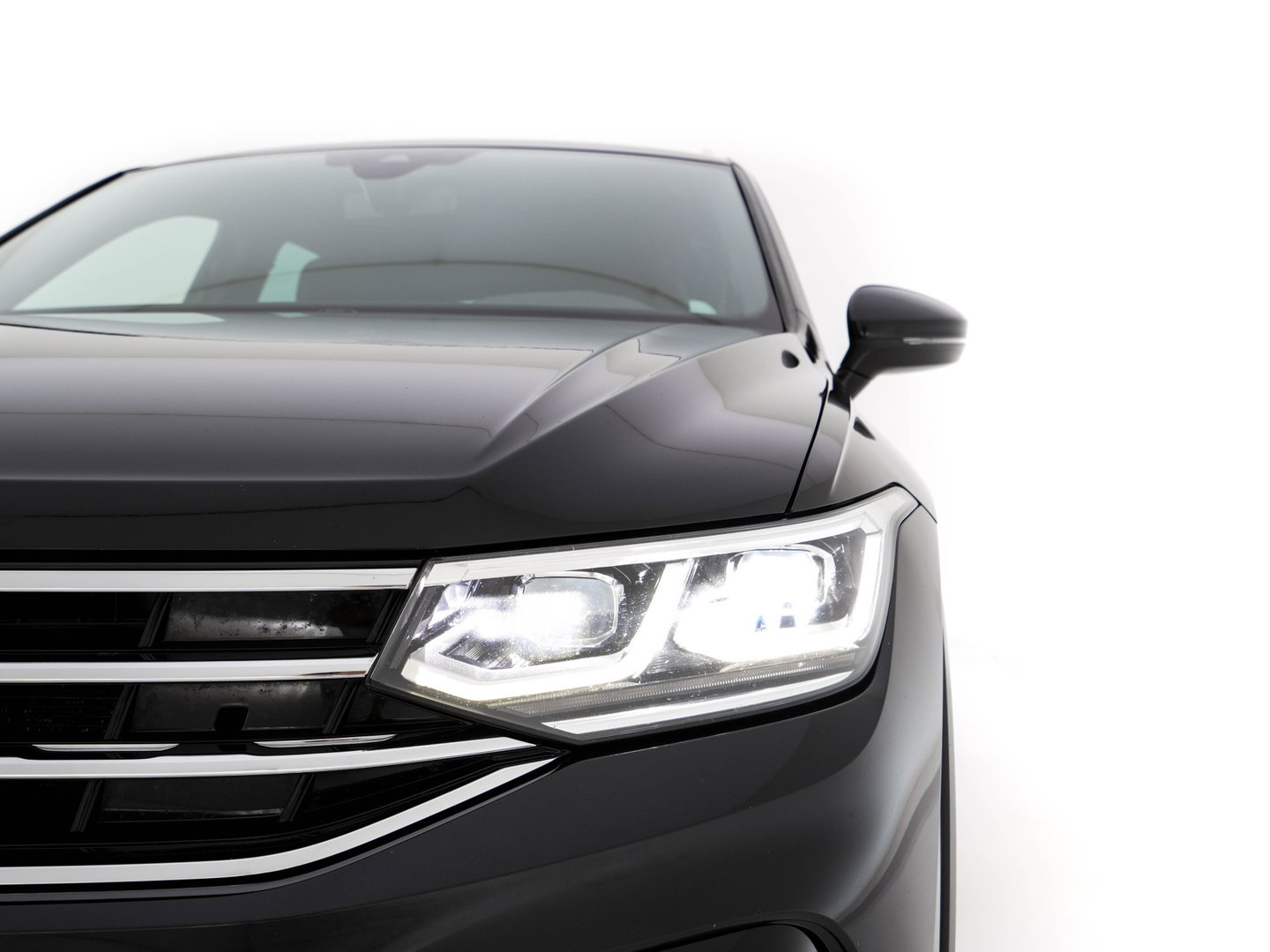 Volkswagen Tiguan 1.4 TSI eHybrid R-Line Business+ (Plug-in) (INCL-BTW) Aut. *LEATHER-FABRIC | FULL-LED | ADAPTIVE-CRUISE | CAMERA | DIGI-COCKPIT | KEYLESS | PRIVACY-GLASS | SPORTSEATS | SHIFTPADDLES | NAVI-FULLMAP | ECC | PDC | 19''ALU*