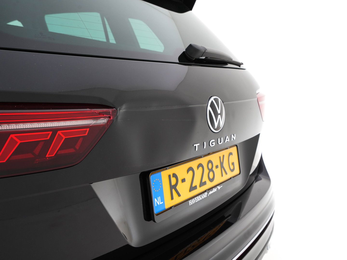 Volkswagen Tiguan 1.4 TSI eHybrid R-Line Business+ (Plug-in) (INCL-BTW) Aut. *LEATHER-FABRIC | FULL-LED | ADAPTIVE-CRUISE | CAMERA | DIGI-COCKPIT | KEYLESS | PRIVACY-GLASS | SPORTSEATS | SHIFTPADDLES | NAVI-FULLMAP | ECC | PDC | 19''ALU*