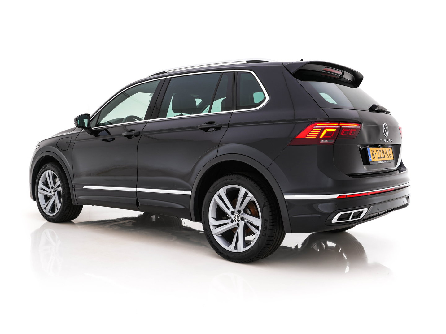 Volkswagen Tiguan 1.4 TSI eHybrid R-Line Business+ (Plug-in) (INCL-BTW) Aut. *LEATHER-FABRIC | FULL-LED | ADAPTIVE-CRUISE | CAMERA | DIGI-COCKPIT | KEYLESS | PRIVACY-GLASS | SPORTSEATS | SHIFTPADDLES | NAVI-FULLMAP | ECC | PDC | 19''ALU*