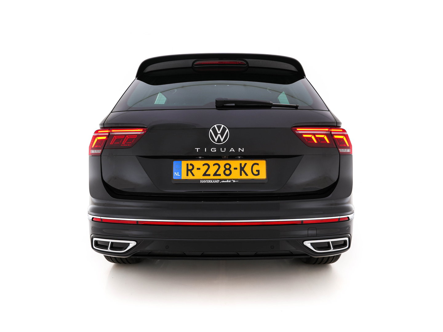 Volkswagen Tiguan 1.4 TSI eHybrid R-Line Business+ (Plug-in) (INCL-BTW) Aut. *LEATHER-FABRIC | FULL-LED | ADAPTIVE-CRUISE | CAMERA | DIGI-COCKPIT | KEYLESS | PRIVACY-GLASS | SPORTSEATS | SHIFTPADDLES | NAVI-FULLMAP | ECC | PDC | 19''ALU*
