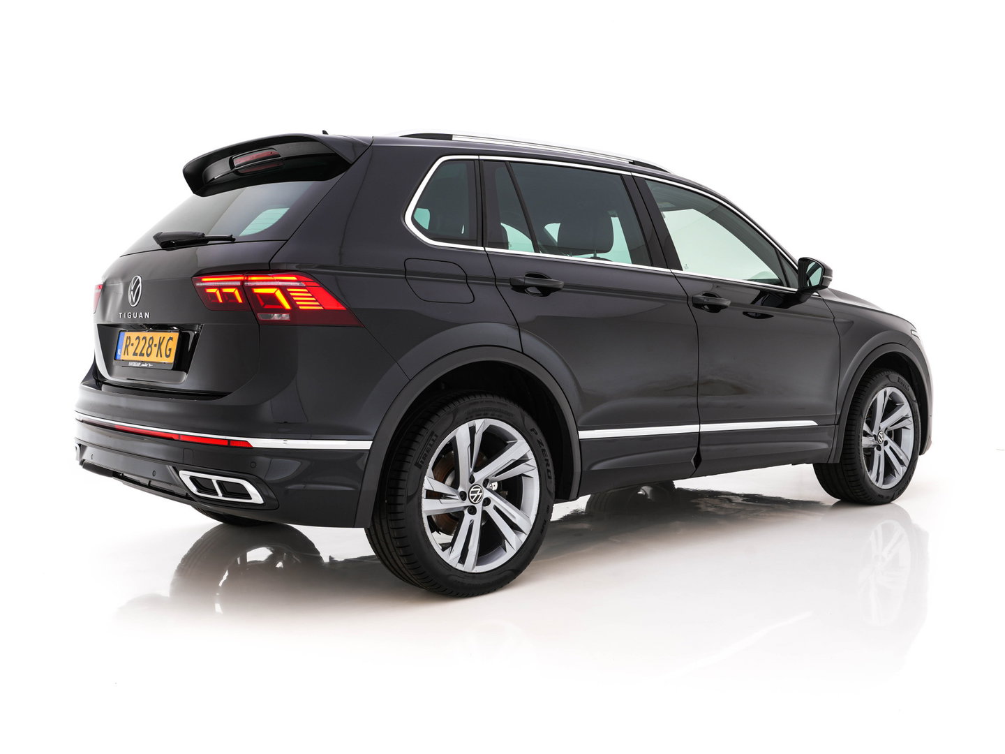 Volkswagen Tiguan 1.4 TSI eHybrid R-Line Business+ (Plug-in) (INCL-BTW) Aut. *LEATHER-FABRIC | FULL-LED | ADAPTIVE-CRUISE | CAMERA | DIGI-COCKPIT | KEYLESS | PRIVACY-GLASS | SPORTSEATS | SHIFTPADDLES | NAVI-FULLMAP | ECC | PDC | 19''ALU*