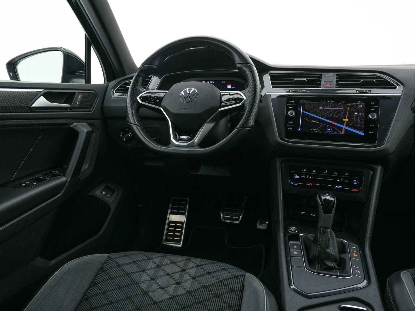 Volkswagen Tiguan 1.4 TSI eHybrid R-Line Business+ (Plug-in) (INCL-BTW) Aut. *LEATHER-FABRIC | FULL-LED | ADAPTIVE-CRUISE | CAMERA | DIGI-COCKPIT | KEYLESS | PRIVACY-GLASS | SPORTSEATS | SHIFTPADDLES | NAVI-FULLMAP | ECC | PDC | 19''ALU*