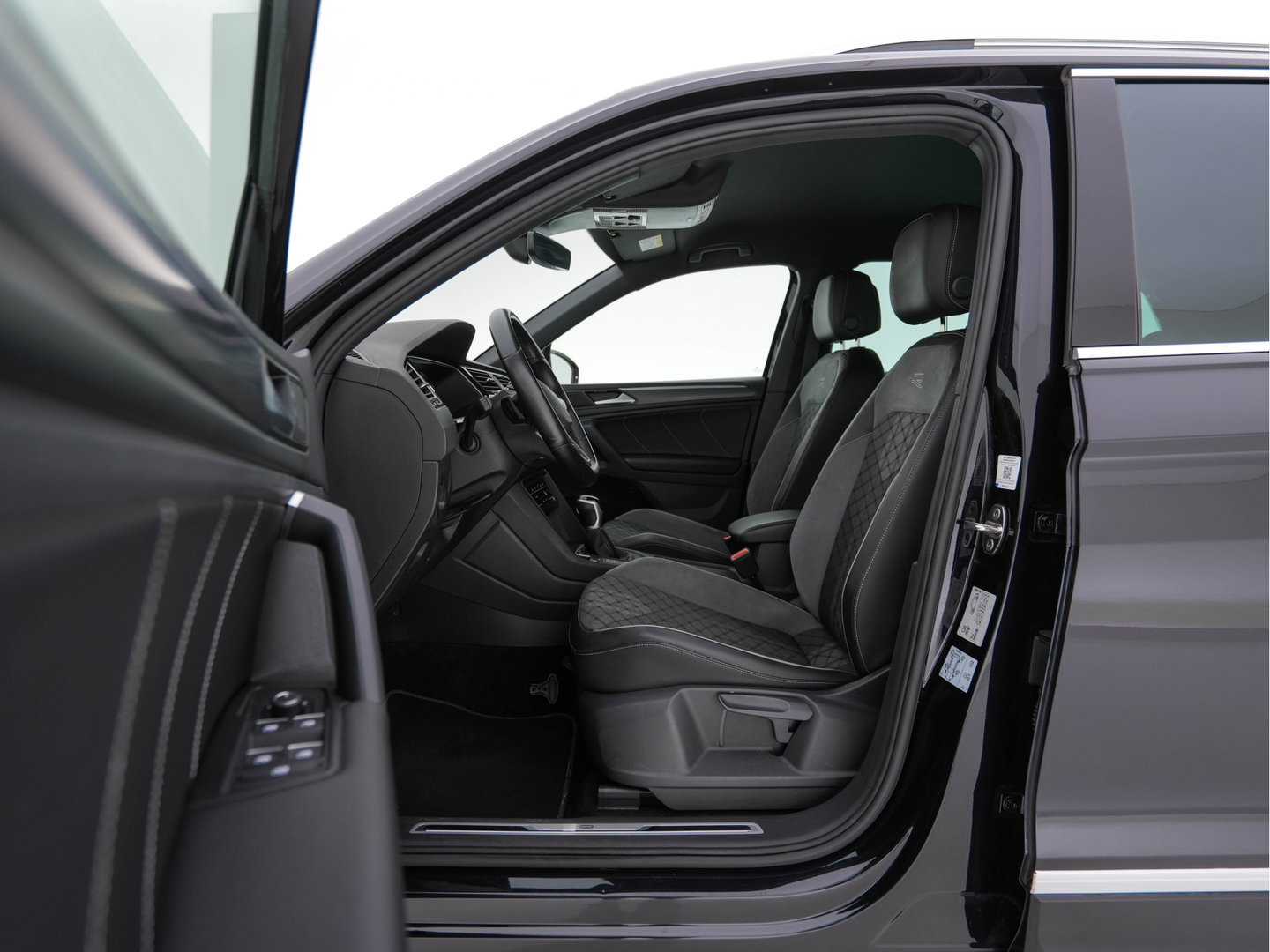Volkswagen Tiguan 1.4 TSI eHybrid R-Line Business+ (Plug-in) (INCL-BTW) Aut. *LEATHER-FABRIC | FULL-LED | ADAPTIVE-CRUISE | CAMERA | DIGI-COCKPIT | KEYLESS | PRIVACY-GLASS | SPORTSEATS | SHIFTPADDLES | NAVI-FULLMAP | ECC | PDC | 19''ALU*