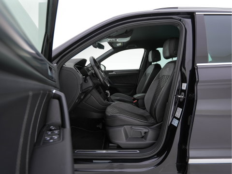 Volkswagen Tiguan 1.4 TSI eHybrid R-Line Business+ (Plug-in) (INCL-BTW) Aut. *LEATHER-FABRIC | FULL-LED | ADAPTIVE-CRUISE | CAMERA | DIGI-COCKPIT | KEYLESS | PRIVACY-GLASS | SPORTSEATS | SHIFTPADDLES | NAVI-FULLMAP | ECC | PDC | 19''ALU*