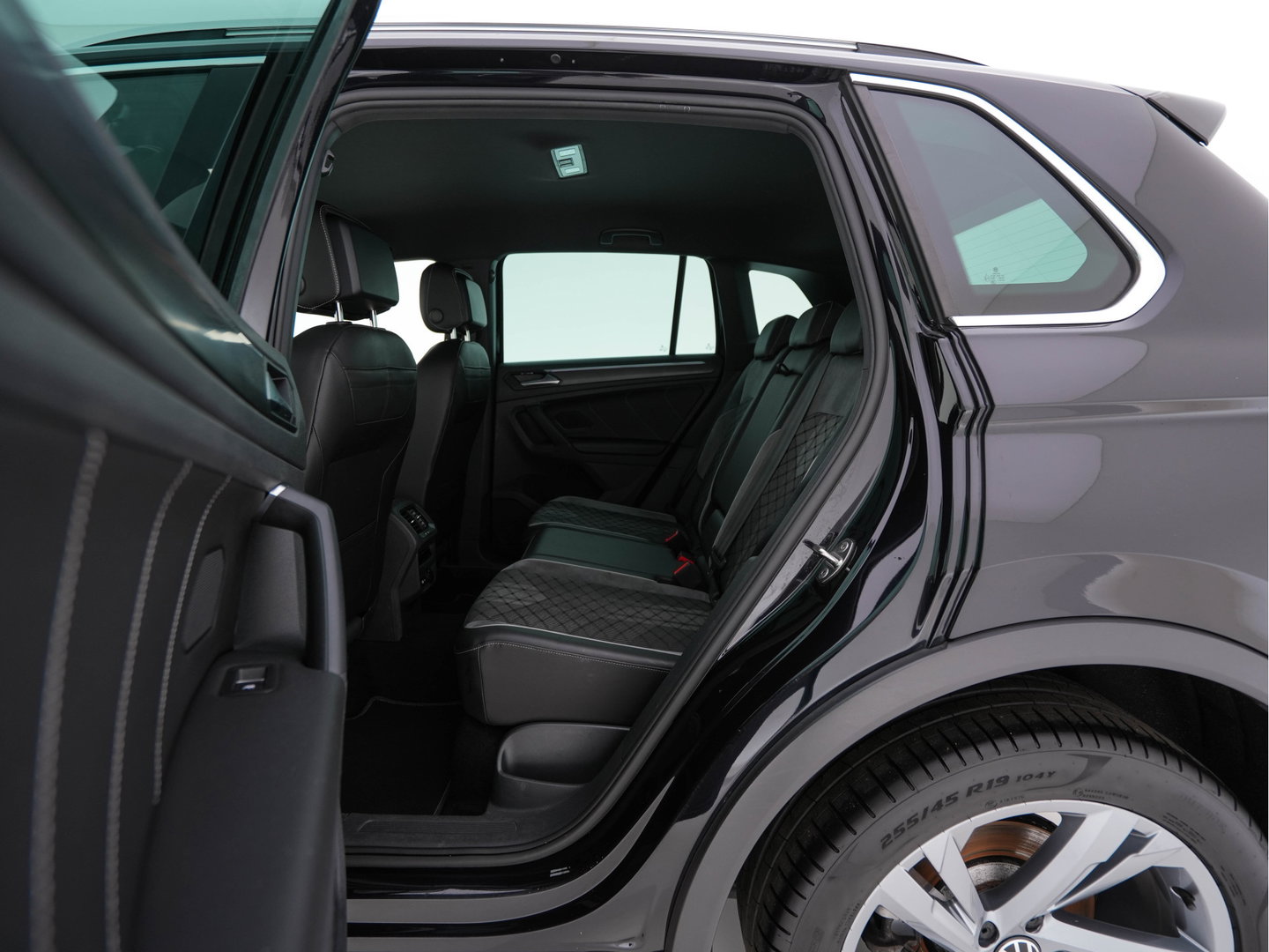 Volkswagen Tiguan 1.4 TSI eHybrid R-Line Business+ (Plug-in) (INCL-BTW) Aut. *LEATHER-FABRIC | FULL-LED | ADAPTIVE-CRUISE | CAMERA | DIGI-COCKPIT | KEYLESS | PRIVACY-GLASS | SPORTSEATS | SHIFTPADDLES | NAVI-FULLMAP | ECC | PDC | 19''ALU*