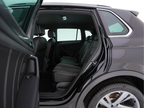 Volkswagen Tiguan 1.4 TSI eHybrid R-Line Business+ (Plug-in) (INCL-BTW) Aut. *LEATHER-FABRIC | FULL-LED | ADAPTIVE-CRUISE | CAMERA | DIGI-COCKPIT | KEYLESS | PRIVACY-GLASS | SPORTSEATS | SHIFTPADDLES | NAVI-FULLMAP | ECC | PDC | 19''ALU*