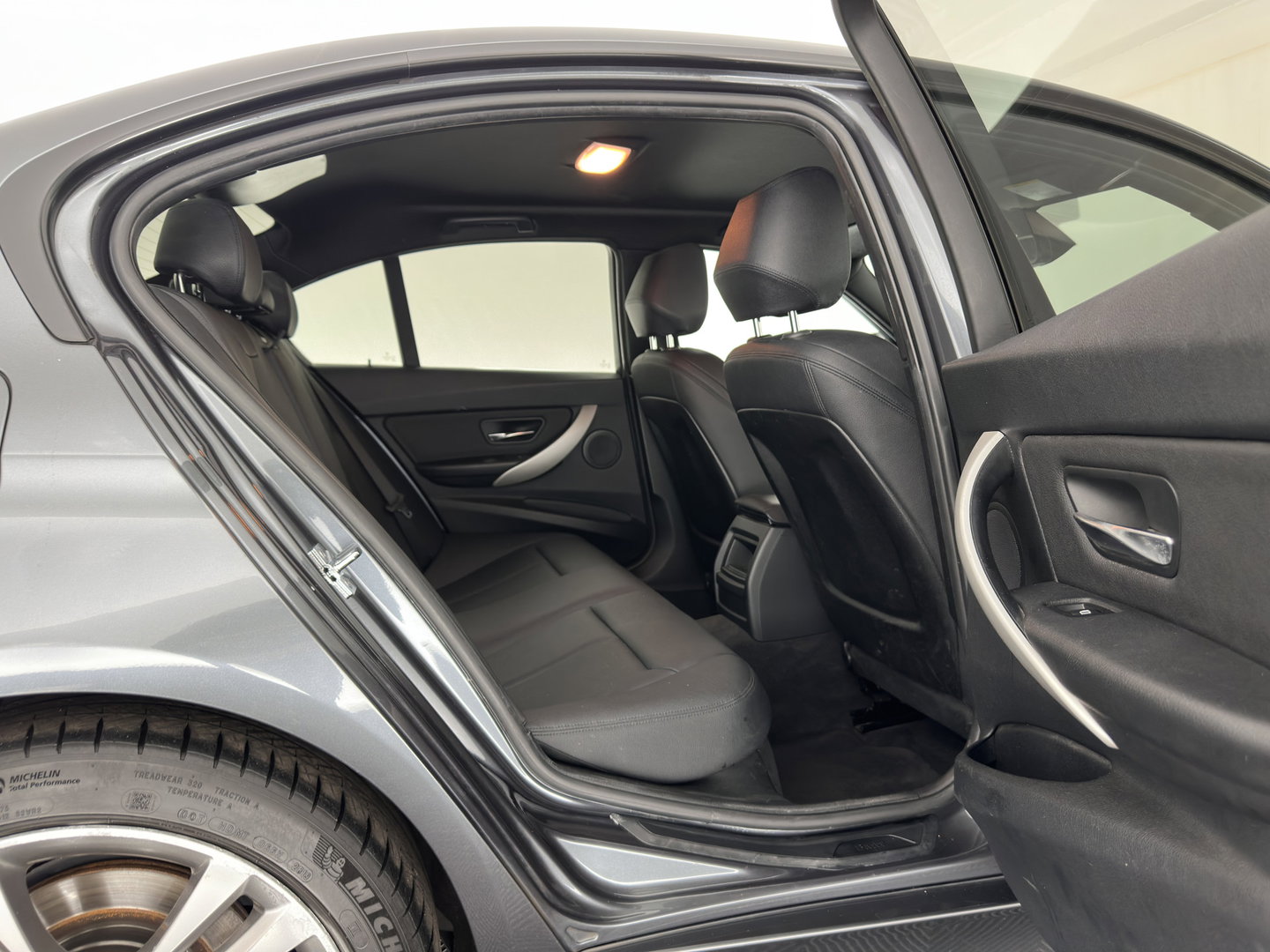BMW 3-serie 320i Executive Aut. *FULL-LEATHER | SPORT-SEATS | NAVI-FULLMAP | ECC | PDC | CRUISE | 18''ALU*