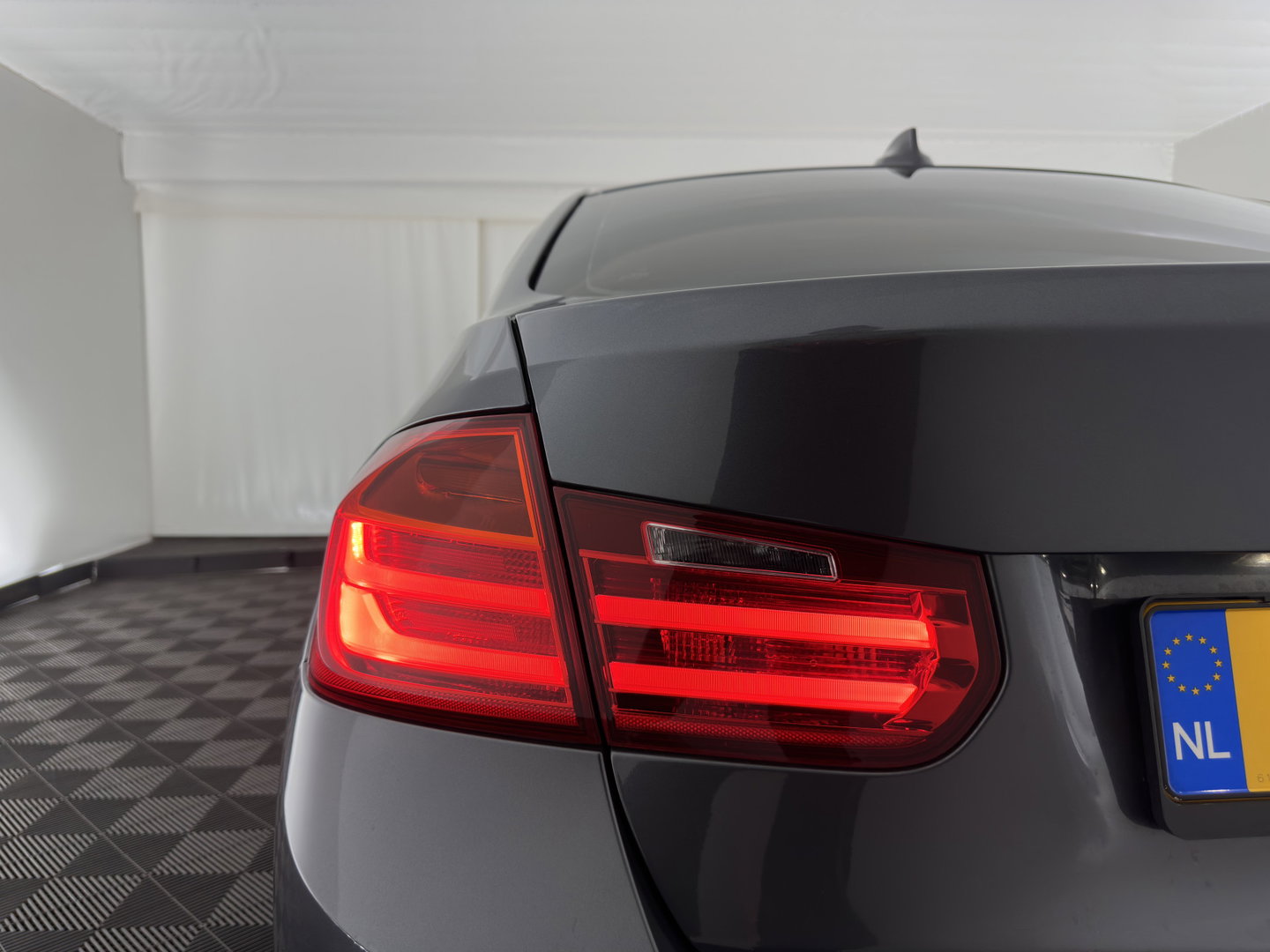 BMW 3-serie 320i Executive Aut. *FULL-LEATHER | SPORT-SEATS | NAVI-FULLMAP | ECC | PDC | CRUISE | 18''ALU*