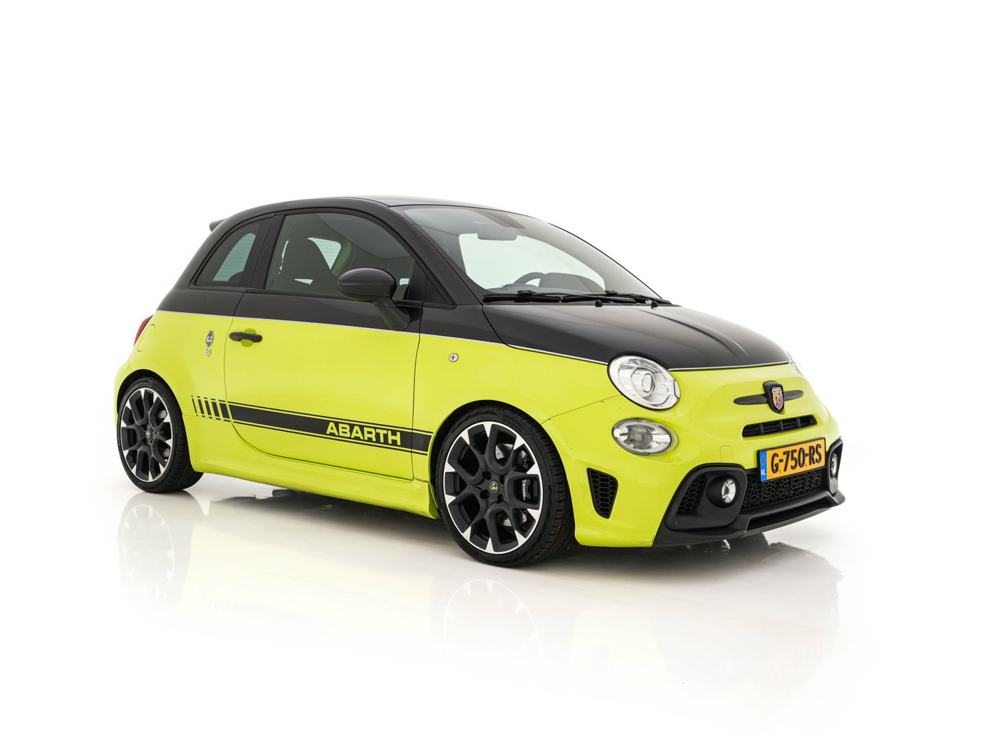 Abarth 695 1.4 T-Jet Competizione 70th Anniversary ( One of 1958 ! ) (INCL-BTW) Aut. *AKRAPOVIC-EXHAUST | RECARO-SPORTSEATS | XENON | NAVI-FULLMAP | BREMBO-BRAKES | CARBON | SHIFTPADDLES | DIGI-COCKPIT | DAB+ | ECC | PDC | CRUISE | 17''ALU*