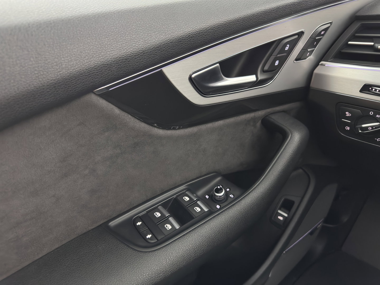 Audi Q7 3.0 TDI e-tron Quattro Sport (Plug-in) *PANO | LEATHER | FULL-LED | MEMORY-PACK | BOSE-AUDIO | CAMERA | DIGI-COCKPIT | HEATED-COMFORTSEATS | NAVI-FULLMAP | AIRSUSPENSION | PRIVACY-GLASS | SHIFTPADDLES | HEAD-UP | TOWBAR | 22''ALU*