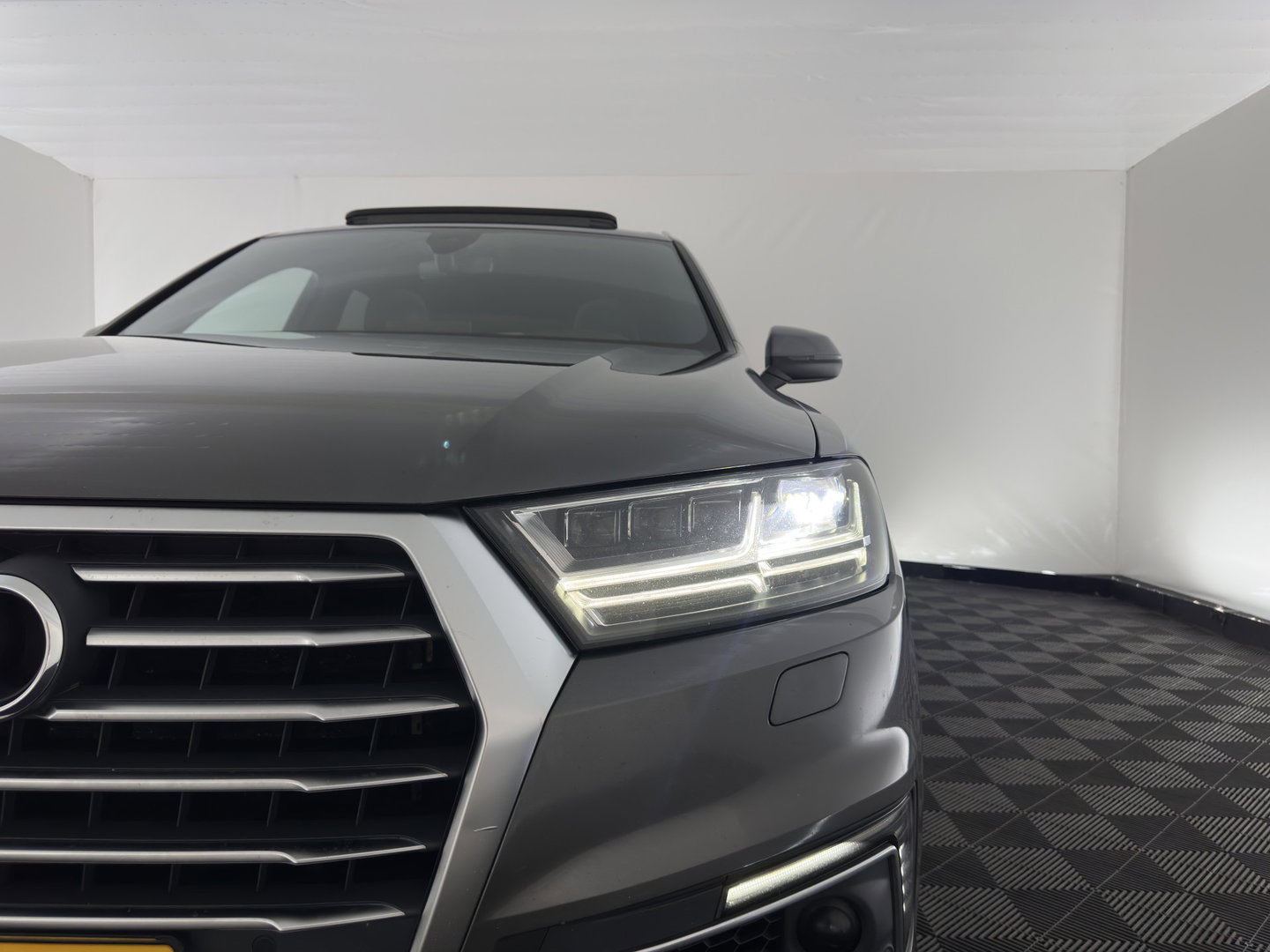 Audi Q7 3.0 TDI e-tron Quattro Sport (Plug-in) *PANO | LEATHER | FULL-LED | MEMORY-PACK | BOSE-AUDIO | CAMERA | DIGI-COCKPIT | HEATED-COMFORTSEATS | NAVI-FULLMAP | AIRSUSPENSION | PRIVACY-GLASS | SHIFTPADDLES | HEAD-UP | TOWBAR | 22''ALU*
