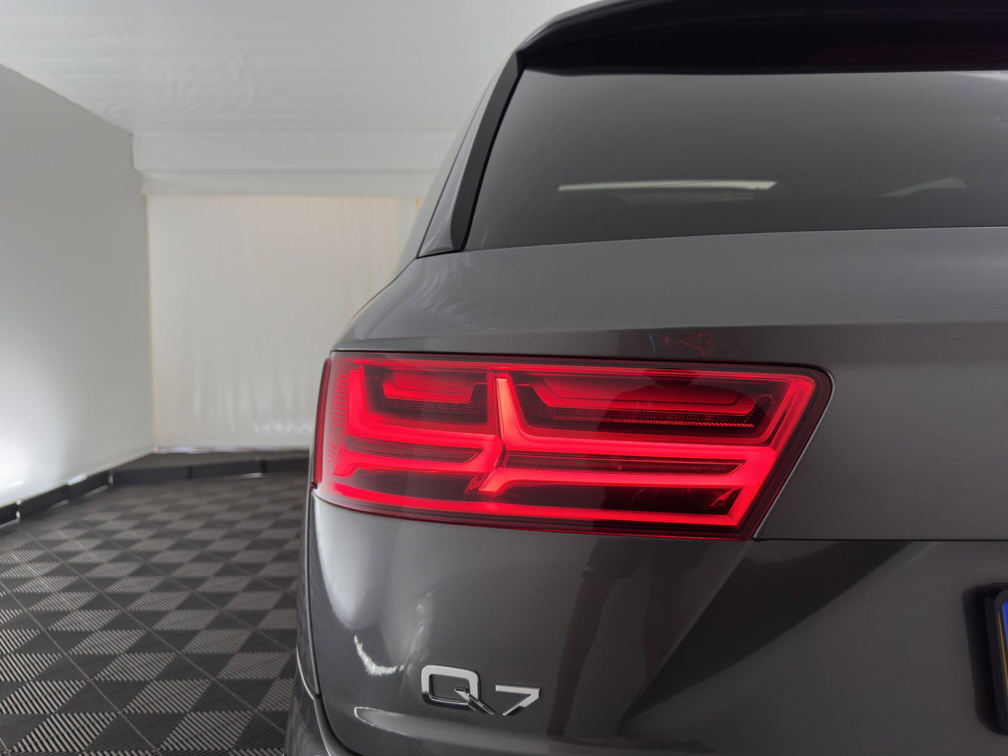 Audi Q7 3.0 TDI e-tron Quattro Sport (Plug-in) *PANO | LEATHER | FULL-LED | MEMORY-PACK | BOSE-AUDIO | CAMERA | DIGI-COCKPIT | HEATED-COMFORTSEATS | NAVI-FULLMAP | AIRSUSPENSION | PRIVACY-GLASS | SHIFTPADDLES | HEAD-UP | TOWBAR | 22''ALU*