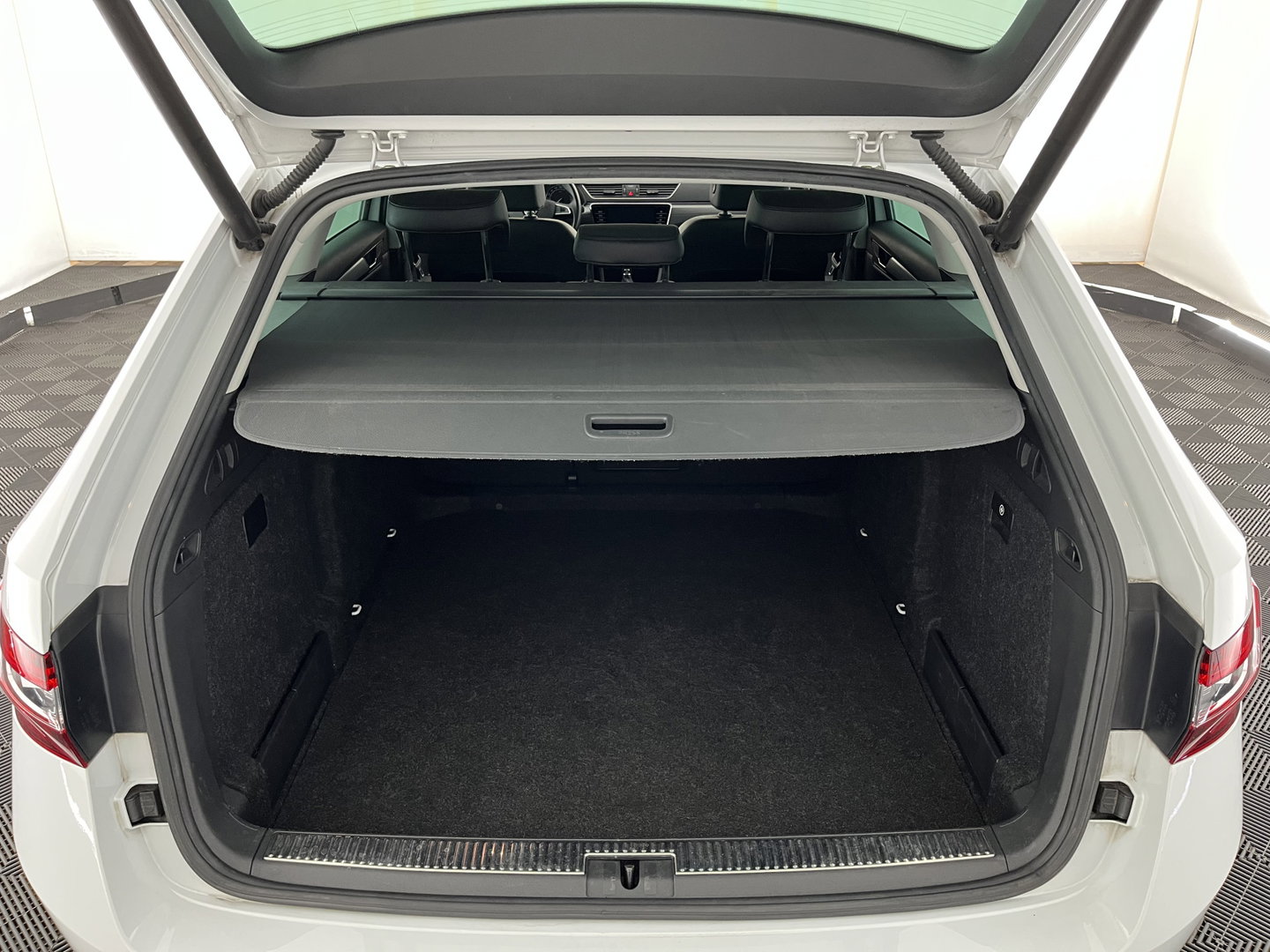 Škoda Superb Combi 1.5 TSI ACT Style Business (INCL-BTW) Aut. *LEATHER-MICROFIBRE | XENON | CANTON-AUDIO | MEMORY-PACK | NAVI-FULLMAP | CAMERA | KEYLESS | HEATED-COMFORTSEATS | PRIVACY-GLASS | SHIFTPADDLES | ECC | PDC | CRUISE | 18''ALU*