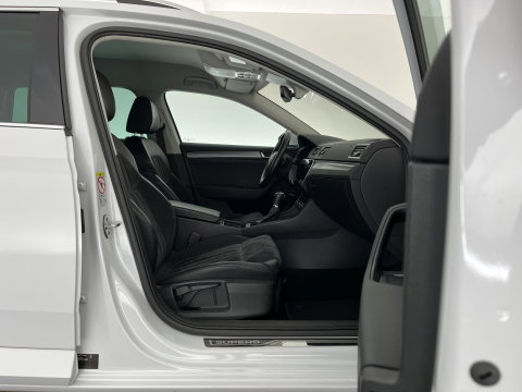 Škoda Superb Combi 1.5 TSI ACT Style Business (INCL-BTW) Aut. *LEATHER-MICROFIBRE | XENON | CANTON-AUDIO | MEMORY-PACK | NAVI-FULLMAP | CAMERA | KEYLESS | HEATED-COMFORTSEATS | PRIVACY-GLASS | SHIFTPADDLES | ECC | PDC | CRUISE | 18''ALU*