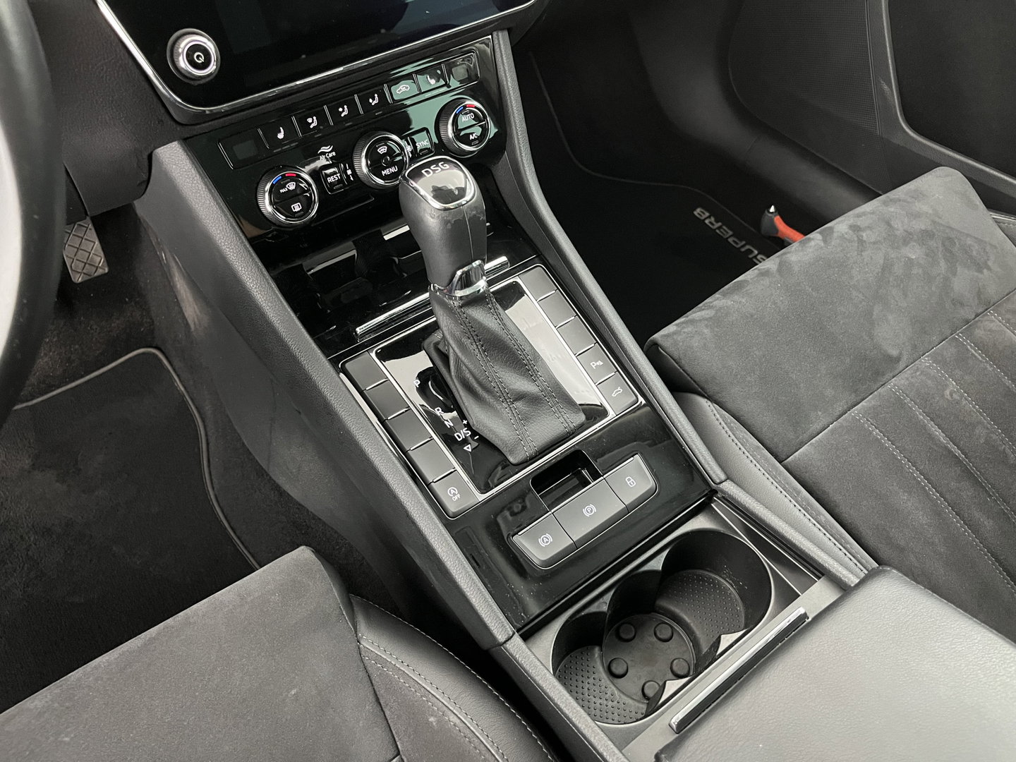 Škoda Superb Combi 1.5 TSI ACT Style Business (INCL-BTW) Aut. *LEATHER-MICROFIBRE | XENON | CANTON-AUDIO | MEMORY-PACK | NAVI-FULLMAP | CAMERA | KEYLESS | HEATED-COMFORTSEATS | PRIVACY-GLASS | SHIFTPADDLES | ECC | PDC | CRUISE | 18''ALU*