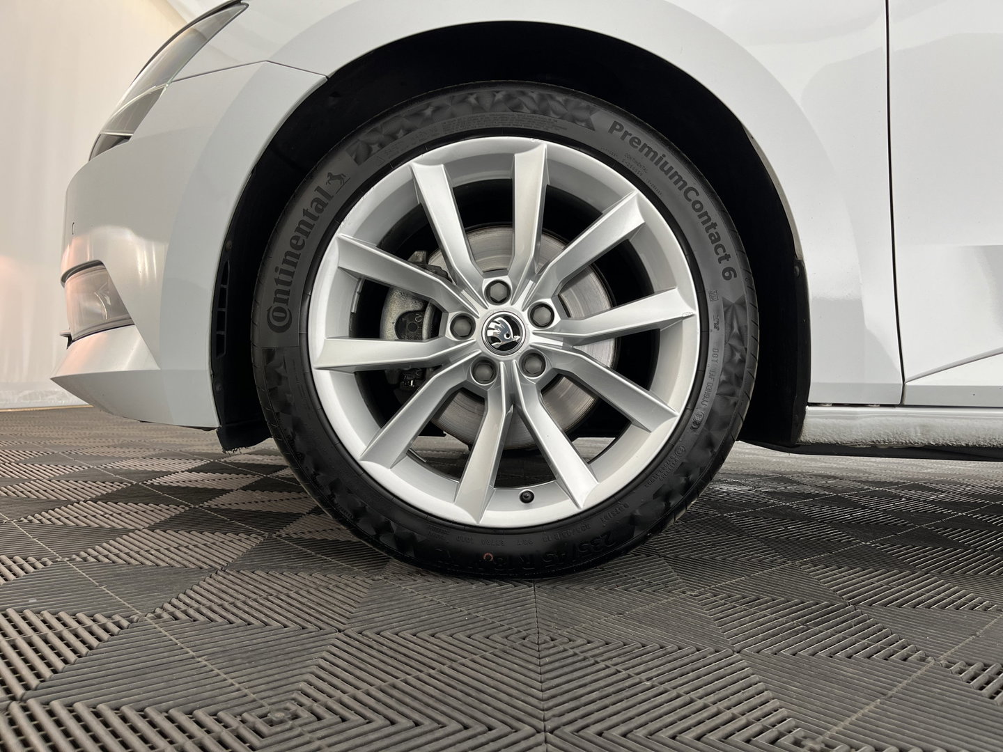 Škoda Superb Combi 1.5 TSI ACT Style Business (INCL-BTW) Aut. *LEATHER-MICROFIBRE | XENON | CANTON-AUDIO | MEMORY-PACK | NAVI-FULLMAP | CAMERA | KEYLESS | HEATED-COMFORTSEATS | PRIVACY-GLASS | SHIFTPADDLES | ECC | PDC | CRUISE | 18''ALU*