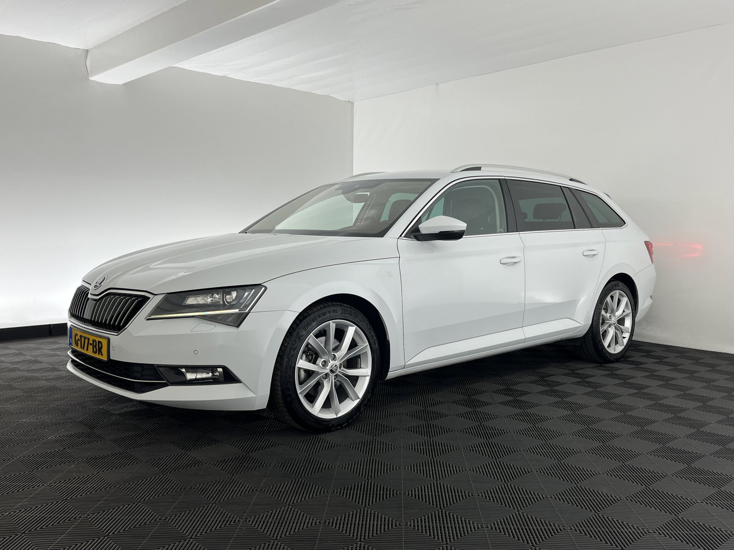 Škoda Superb Combi 1.5 TSI ACT Style Business (INCL-BTW) Aut. *LEATHER-MICROFIBRE | XENON | CANTON-AUDIO | MEMORY-PACK | NAVI-FULLMAP | CAMERA | KEYLESS | HEATED-COMFORTSEATS | PRIVACY-GLASS | SHIFTPADDLES | ECC | PDC | CRUISE | 18''ALU*