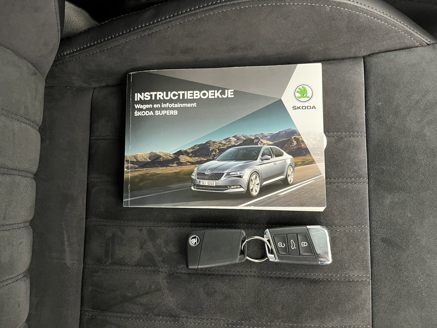 Škoda Superb Combi 1.5 TSI ACT Style Business (INCL-BTW) Aut. *LEATHER-MICROFIBRE | XENON | CANTON-AUDIO | MEMORY-PACK | NAVI-FULLMAP | CAMERA | KEYLESS | HEATED-COMFORTSEATS | PRIVACY-GLASS | SHIFTPADDLES | ECC | PDC | CRUISE | 18''ALU*