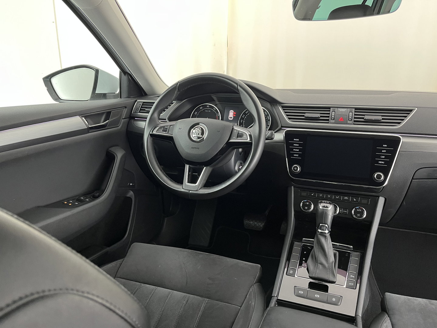 Škoda Superb Combi 1.5 TSI ACT Style Business (INCL-BTW) Aut. *LEATHER-MICROFIBRE | XENON | CANTON-AUDIO | MEMORY-PACK | NAVI-FULLMAP | CAMERA | KEYLESS | HEATED-COMFORTSEATS | PRIVACY-GLASS | SHIFTPADDLES | ECC | PDC | CRUISE | 18''ALU*