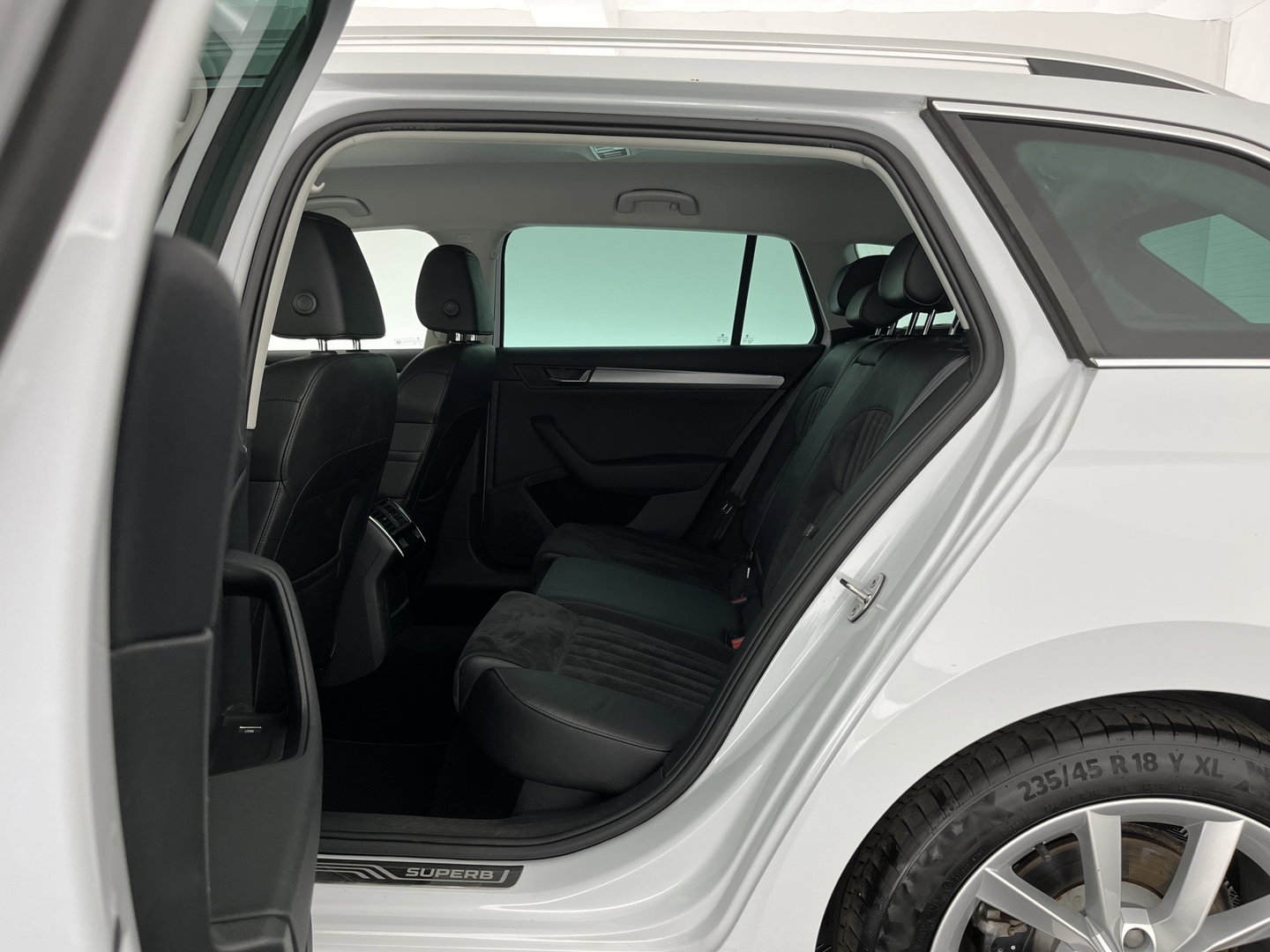 Škoda Superb Combi 1.5 TSI ACT Style Business (INCL-BTW) Aut. *LEATHER-MICROFIBRE | XENON | CANTON-AUDIO | MEMORY-PACK | NAVI-FULLMAP | CAMERA | KEYLESS | HEATED-COMFORTSEATS | PRIVACY-GLASS | SHIFTPADDLES | ECC | PDC | CRUISE | 18''ALU*