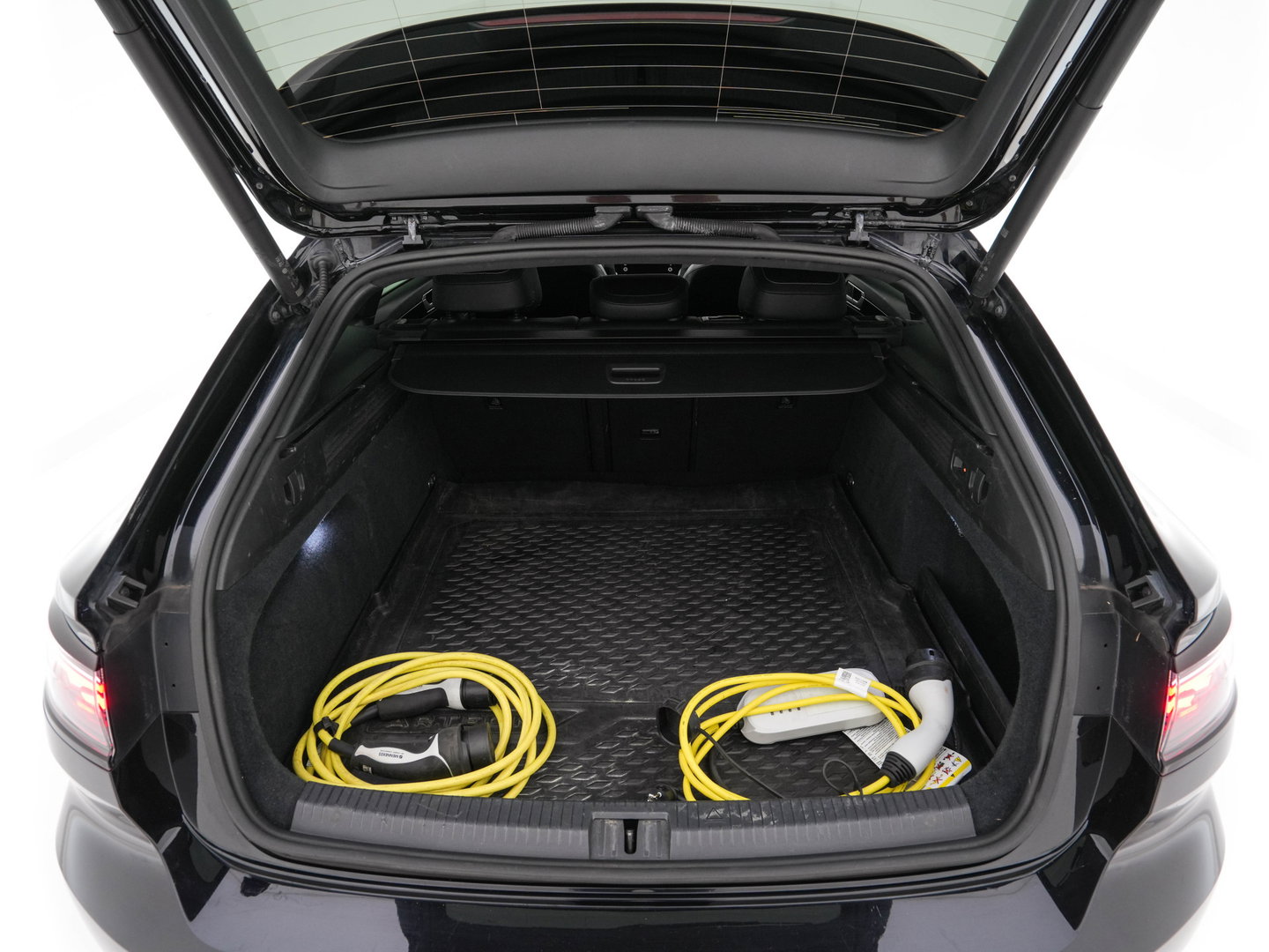 Volkswagen Arteon Shooting Brake 1.4 TSI eHybrid R-Line Business (Plug-in) {SoH-90%} (INCL-BTW) *PANO | LEATHER-ARTVELOURS | FULL-LED | CAMERA | ADAPTIVE-CRUISE | HEATED-SPORTSEATS | KEYLESS | NAVI-FULLMAP | PRIVACYGLASS | SHIFTPADDLES | DIGI-COCKPIT | TOWBAR | 18''ALU*