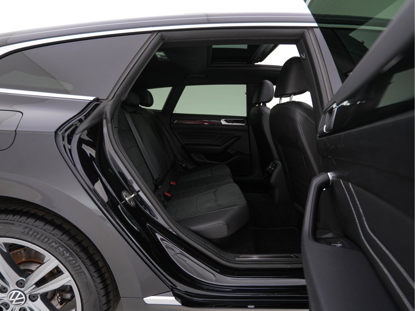 Volkswagen Arteon Shooting Brake 1.4 TSI eHybrid R-Line Business (Plug-in) {SoH-90%} (INCL-BTW) *PANO | LEATHER-ARTVELOURS | FULL-LED | CAMERA | ADAPTIVE-CRUISE | HEATED-SPORTSEATS | KEYLESS | NAVI-FULLMAP | PRIVACYGLASS | SHIFTPADDLES | DIGI-COCKPIT | TOWBAR | 18''ALU*