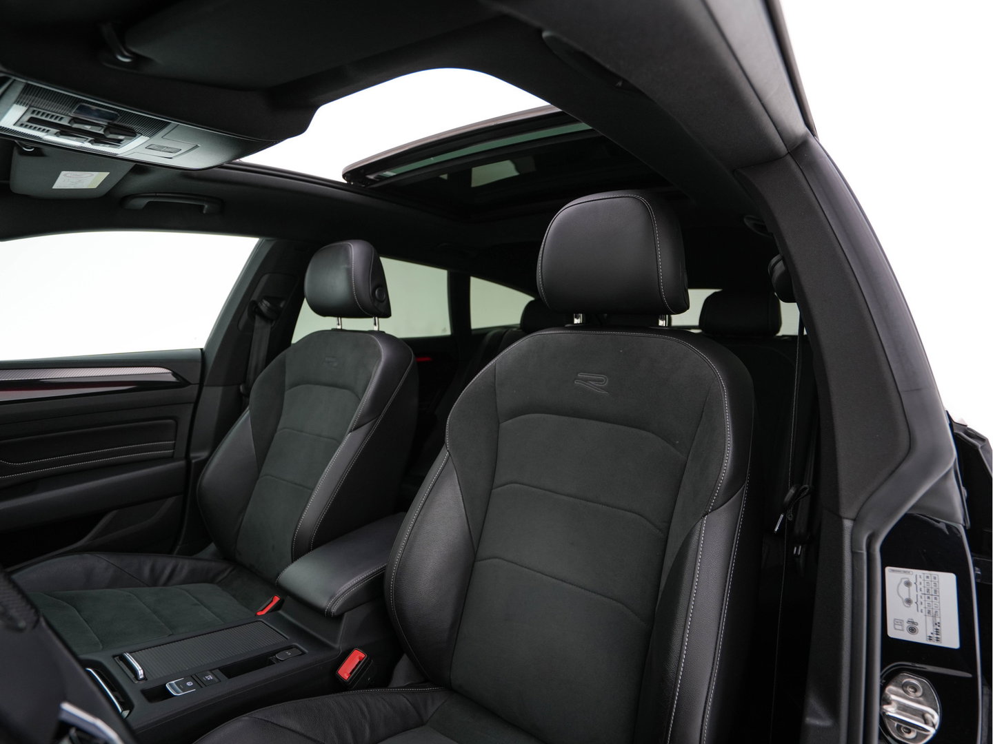 Volkswagen Arteon Shooting Brake 1.4 TSI eHybrid R-Line Business (Plug-in) {SoH-90%} (INCL-BTW) *PANO | LEATHER-ARTVELOURS | FULL-LED | CAMERA | ADAPTIVE-CRUISE | HEATED-SPORTSEATS | KEYLESS | NAVI-FULLMAP | PRIVACYGLASS | SHIFTPADDLES | DIGI-COCKPIT | TOWBAR | 18''ALU*