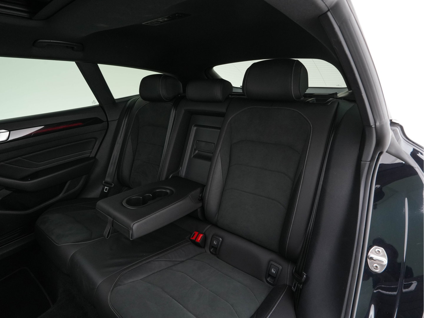 Volkswagen Arteon Shooting Brake 1.4 TSI eHybrid R-Line Business (Plug-in) {SoH-90%} (INCL-BTW) *PANO | LEATHER-ARTVELOURS | FULL-LED | CAMERA | ADAPTIVE-CRUISE | HEATED-SPORTSEATS | KEYLESS | NAVI-FULLMAP | PRIVACYGLASS | SHIFTPADDLES | DIGI-COCKPIT | TOWBAR | 18''ALU*