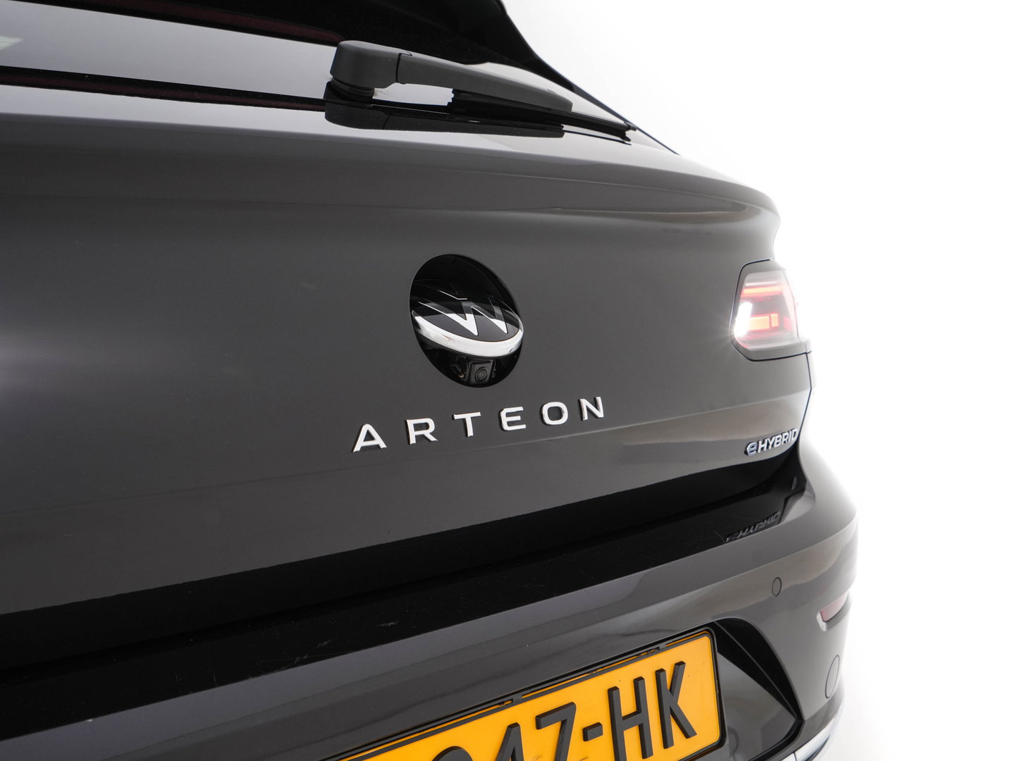 Volkswagen Arteon Shooting Brake 1.4 TSI eHybrid R-Line Business (Plug-in) {SoH-90%} (INCL-BTW) *PANO | LEATHER-ARTVELOURS | FULL-LED | CAMERA | ADAPTIVE-CRUISE | HEATED-SPORTSEATS | KEYLESS | NAVI-FULLMAP | PRIVACYGLASS | SHIFTPADDLES | DIGI-COCKPIT | TOWBAR | 18''ALU*