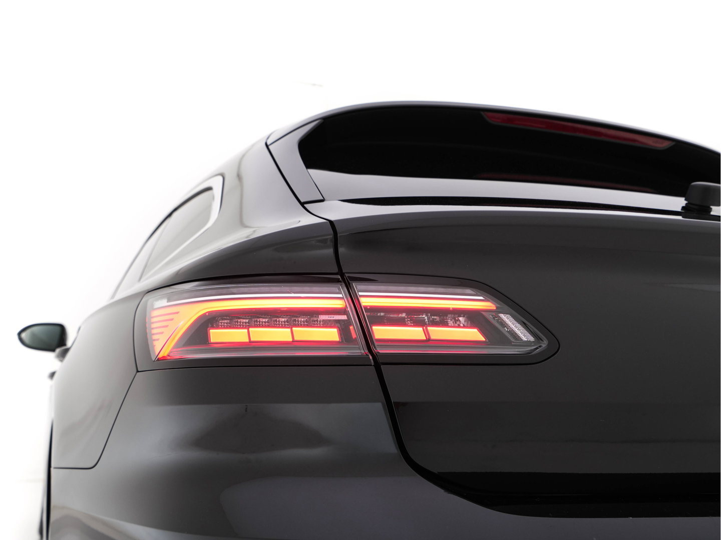 Volkswagen Arteon Shooting Brake 1.4 TSI eHybrid R-Line Business (Plug-in) {SoH-90%} (INCL-BTW) *PANO | LEATHER-ARTVELOURS | FULL-LED | CAMERA | ADAPTIVE-CRUISE | HEATED-SPORTSEATS | KEYLESS | NAVI-FULLMAP | PRIVACYGLASS | SHIFTPADDLES | DIGI-COCKPIT | TOWBAR | 18''ALU*