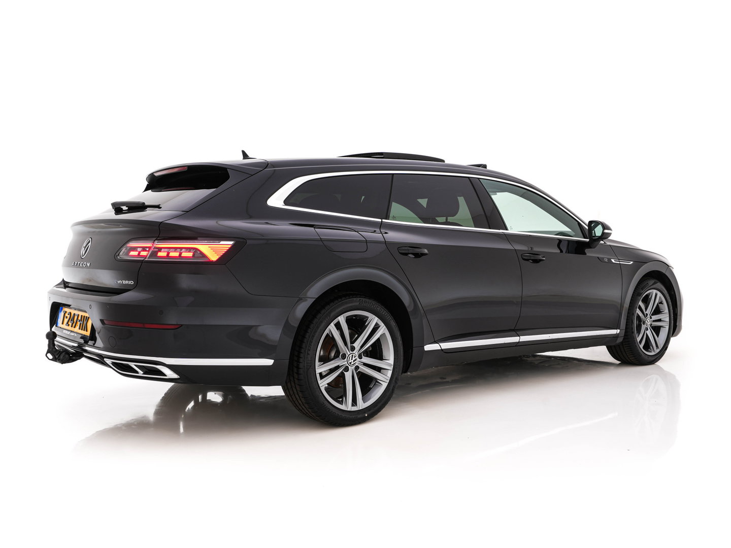Volkswagen Arteon Shooting Brake 1.4 TSI eHybrid R-Line Business (Plug-in) {SoH-90%} (INCL-BTW) *PANO | LEATHER-ARTVELOURS | FULL-LED | CAMERA | ADAPTIVE-CRUISE | HEATED-SPORTSEATS | KEYLESS | NAVI-FULLMAP | PRIVACYGLASS | SHIFTPADDLES | DIGI-COCKPIT | TOWBAR | 18''ALU*
