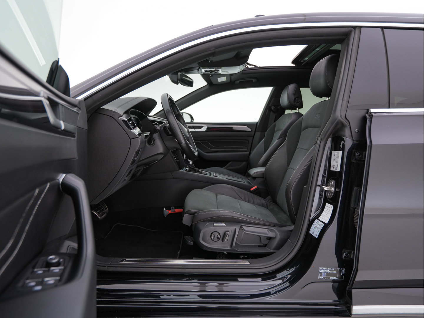 Volkswagen Arteon Shooting Brake 1.4 TSI eHybrid R-Line Business (Plug-in) {SoH-90%} (INCL-BTW) *PANO | LEATHER-ARTVELOURS | FULL-LED | CAMERA | ADAPTIVE-CRUISE | HEATED-SPORTSEATS | KEYLESS | NAVI-FULLMAP | PRIVACYGLASS | SHIFTPADDLES | DIGI-COCKPIT | TOWBAR | 18''ALU*