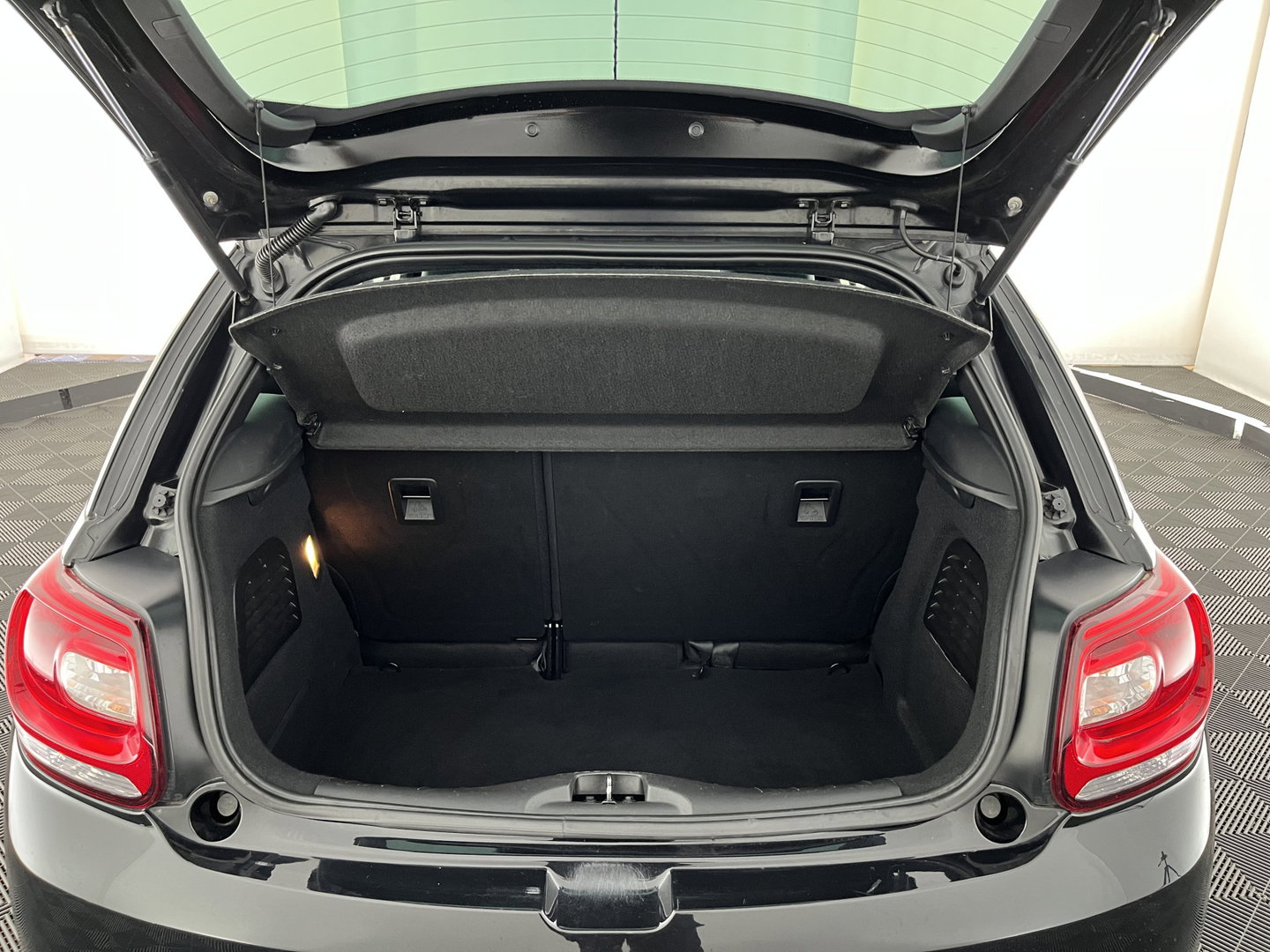 DS DS 3 1.2 PureTech So Chic *AIRCO | CRUISE | SPORTSEATS | PRIVACY-GLASS | PDC | RADIO-CD | 16''ALU*