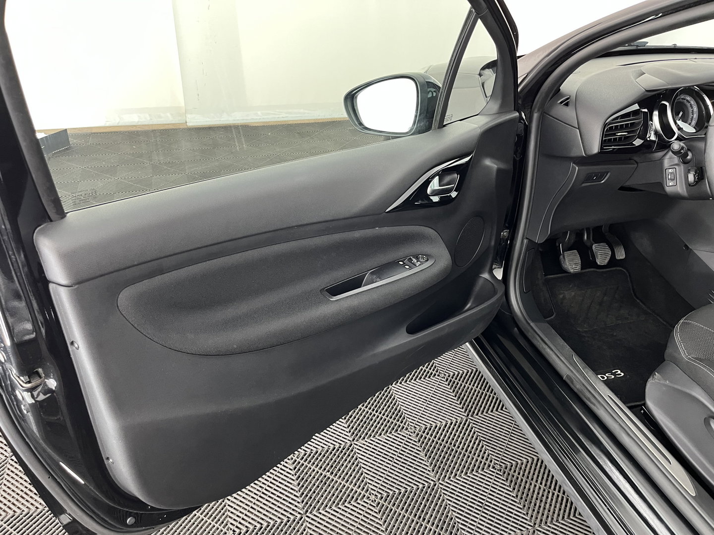 DS DS 3 1.2 PureTech So Chic *AIRCO | CRUISE | SPORTSEATS | PRIVACY-GLASS | PDC | RADIO-CD | 16''ALU*