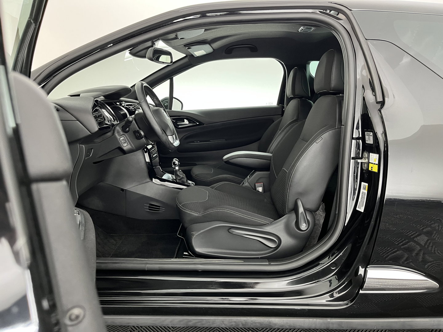 DS DS 3 1.2 PureTech So Chic *AIRCO | CRUISE | SPORTSEATS | PRIVACY-GLASS | PDC | RADIO-CD | 16''ALU*