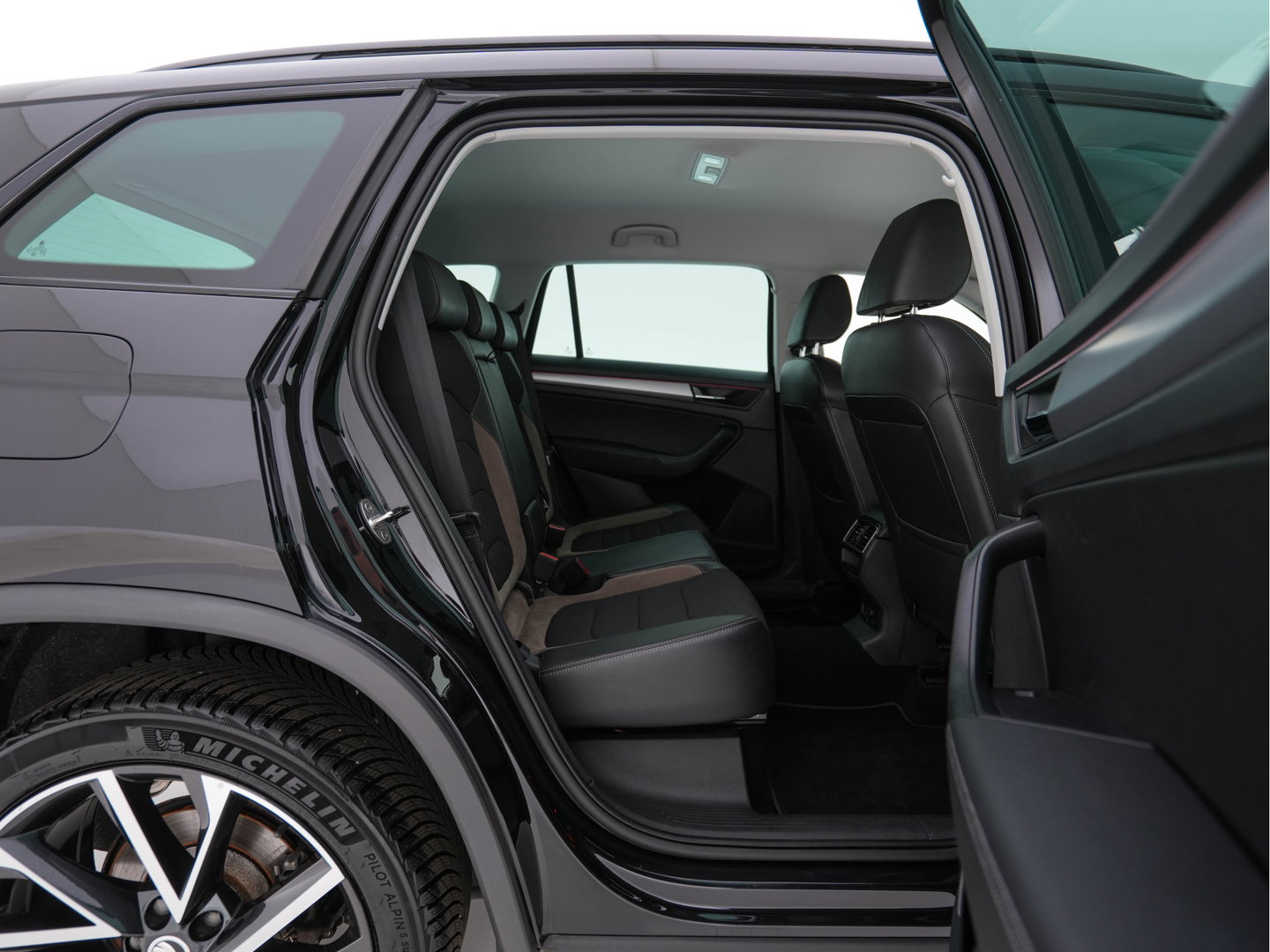 Škoda Kodiaq 1.5 TSI Business Edition (INCL-BTW) *LEATHER-FABRIC | FULL-LED | DIGI-COCKPIT | CAMERA | KEYLESS | DAB+ | NAVI-FULLMAP | SPORTSEATS | PRIVACY-GLASS | ECC | PDC | TOWBAR | CRUISE | 20''ALU*