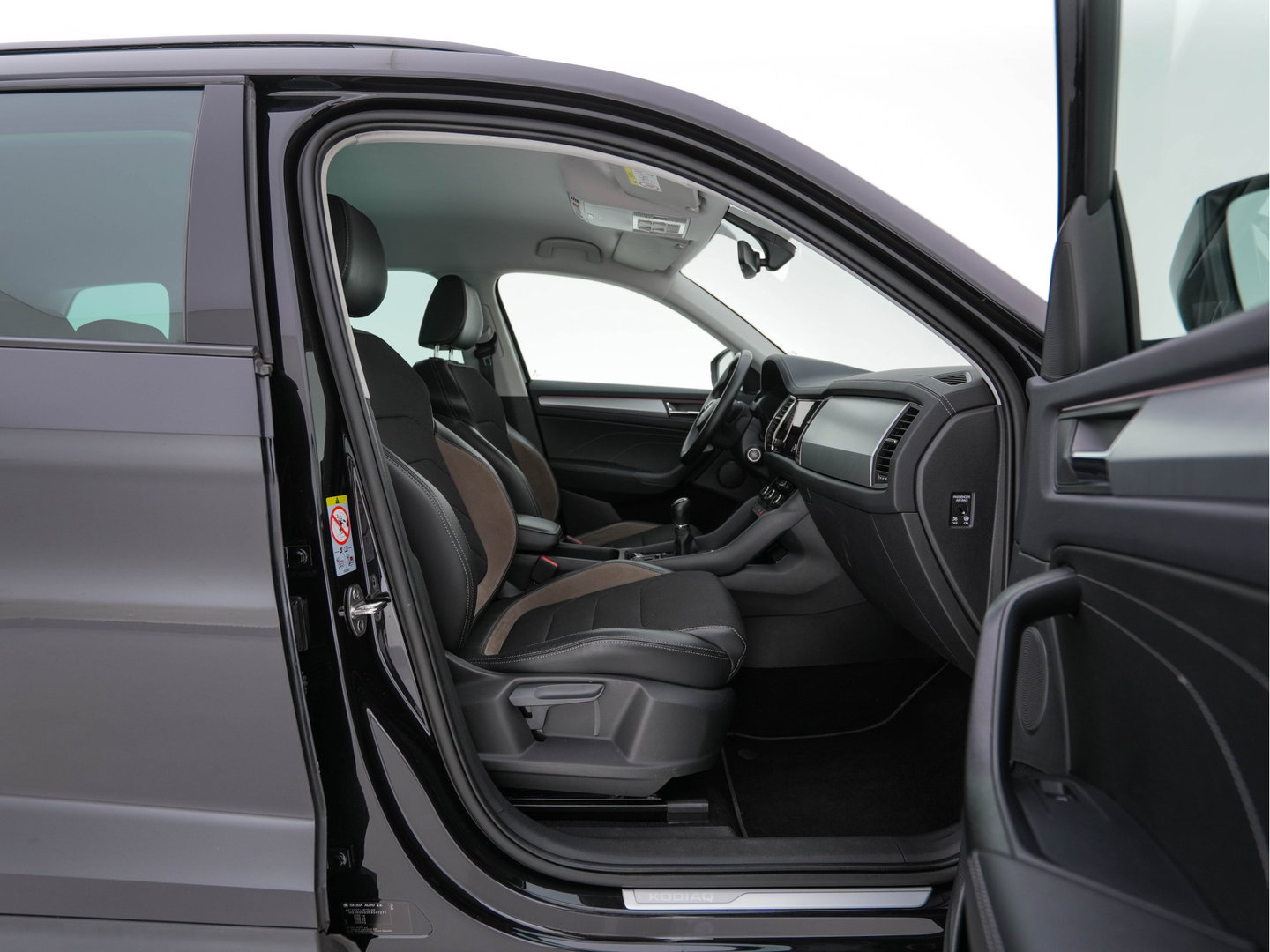 Škoda Kodiaq 1.5 TSI Business Edition (INCL-BTW) *LEATHER-FABRIC | FULL-LED | DIGI-COCKPIT | CAMERA | KEYLESS | DAB+ | NAVI-FULLMAP | SPORTSEATS | PRIVACY-GLASS | ECC | PDC | TOWBAR | CRUISE | 20''ALU*
