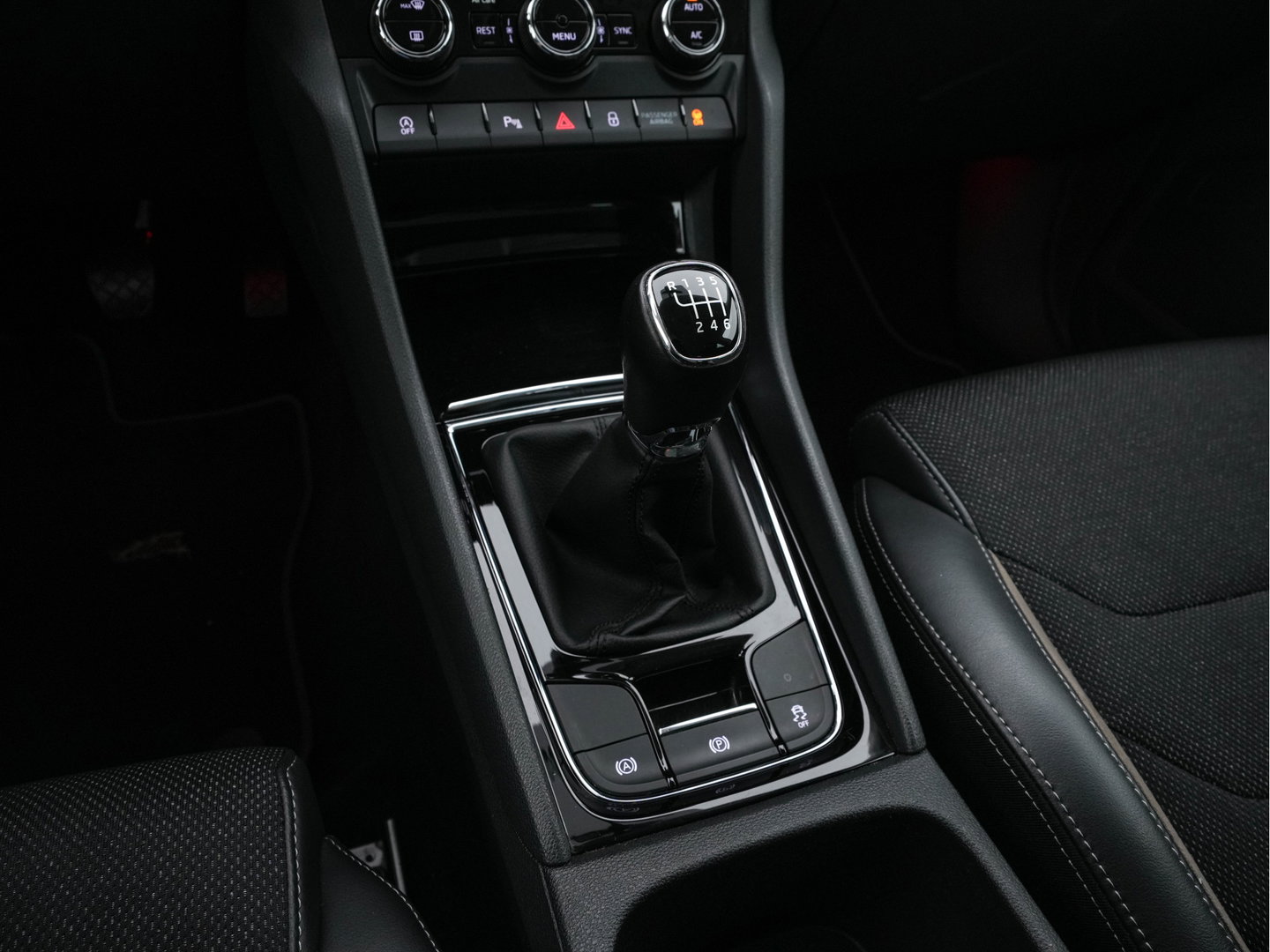 Škoda Kodiaq 1.5 TSI Business Edition (INCL-BTW) *LEATHER-FABRIC | FULL-LED | DIGI-COCKPIT | CAMERA | KEYLESS | DAB+ | NAVI-FULLMAP | SPORTSEATS | PRIVACY-GLASS | ECC | PDC | TOWBAR | CRUISE | 20''ALU*