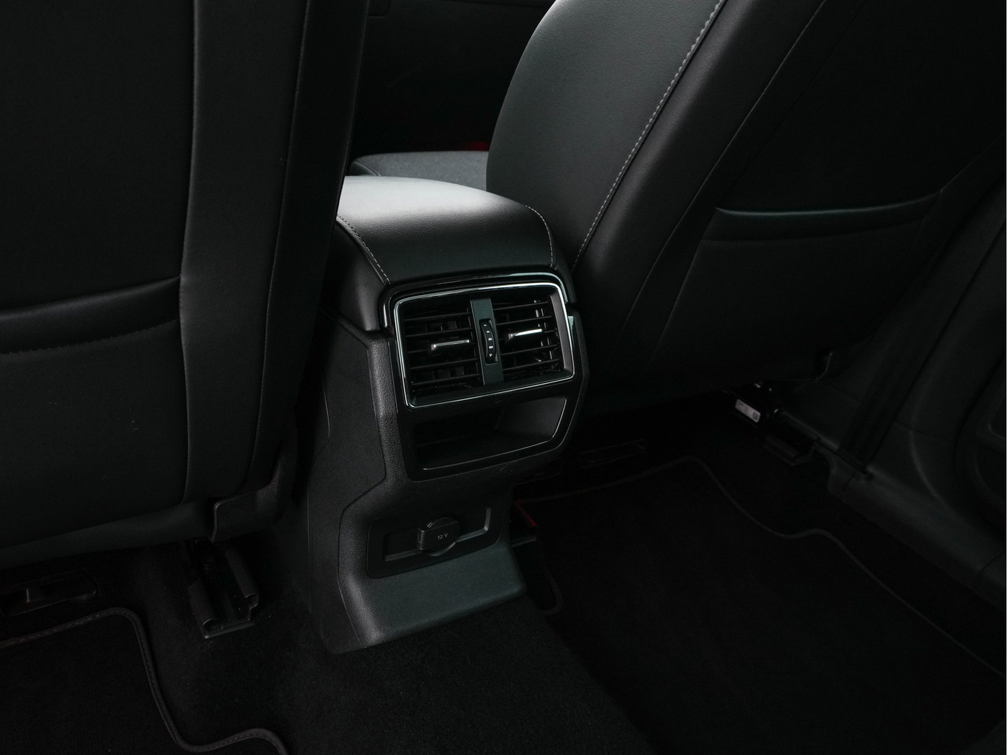 Škoda Kodiaq 1.5 TSI Business Edition (INCL-BTW) *LEATHER-FABRIC | FULL-LED | DIGI-COCKPIT | CAMERA | KEYLESS | DAB+ | NAVI-FULLMAP | SPORTSEATS | PRIVACY-GLASS | ECC | PDC | TOWBAR | CRUISE | 20''ALU*