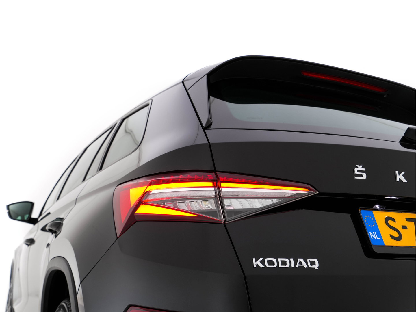 Škoda Kodiaq 1.5 TSI Business Edition (INCL-BTW) *LEATHER-FABRIC | FULL-LED | DIGI-COCKPIT | CAMERA | KEYLESS | DAB+ | NAVI-FULLMAP | SPORTSEATS | PRIVACY-GLASS | ECC | PDC | TOWBAR | CRUISE | 20''ALU*