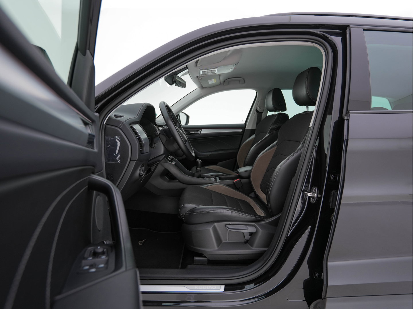 Škoda Kodiaq 1.5 TSI Business Edition (INCL-BTW) *LEATHER-FABRIC | FULL-LED | DIGI-COCKPIT | CAMERA | KEYLESS | DAB+ | NAVI-FULLMAP | SPORTSEATS | PRIVACY-GLASS | ECC | PDC | TOWBAR | CRUISE | 20''ALU*