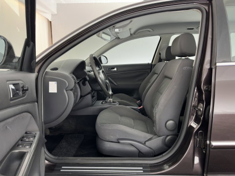 Volkswagen Passat Variant 1.6 Athene *AIRCO | CRUISE | PDC | COMFORTSEATS | TOWBAR | RADIO-CD |  15''ALU*