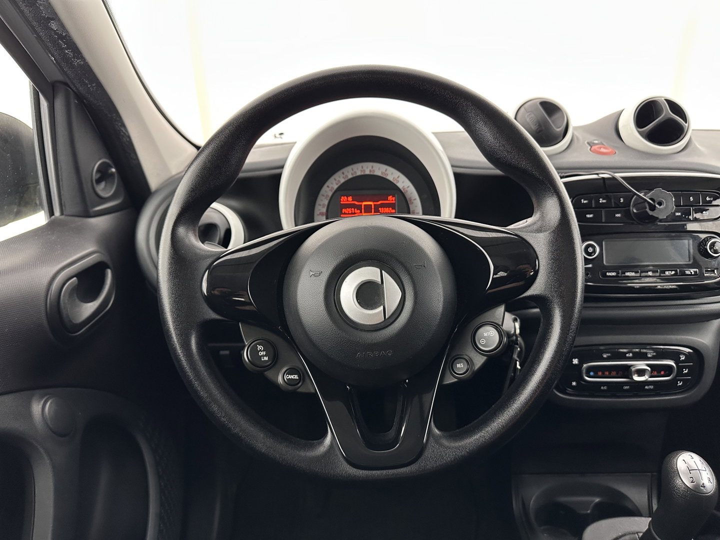 Smart Forfour 1.0 Essential Edition *AIRCO | CRUISE | COMFORTSEATS | RADIO-MP3*